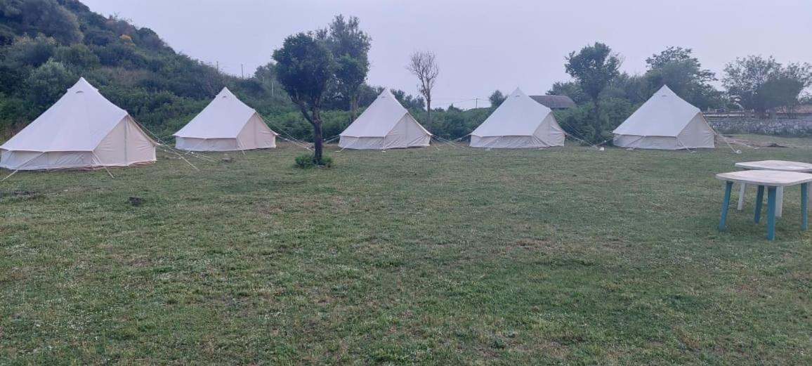 Riverside Bunec Camping Piqeras Bagian luar foto